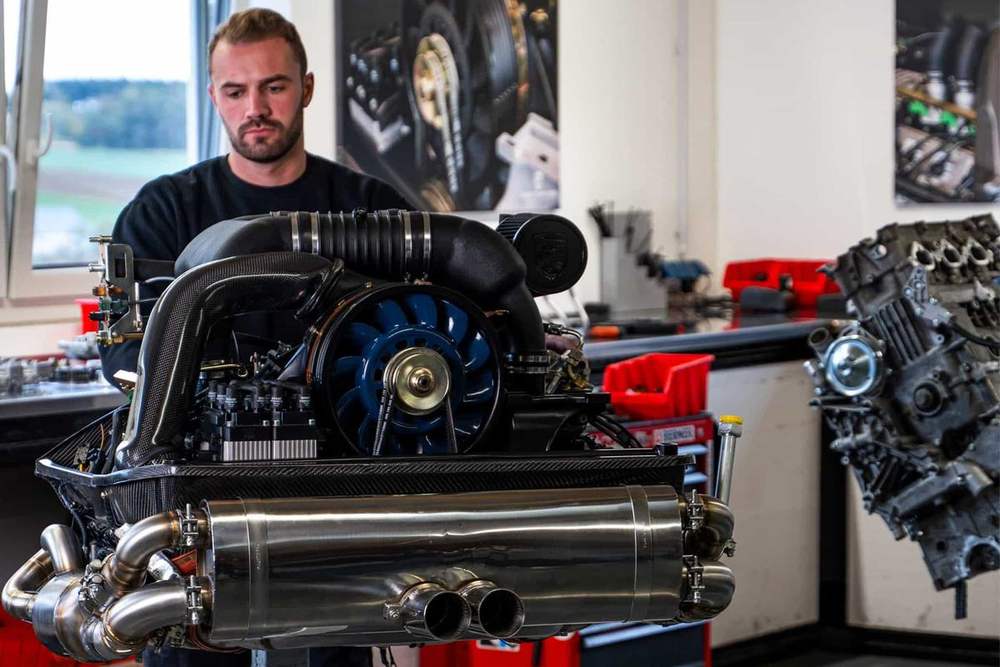 Individueller Porsche Motorenbau auf dem Montagebock